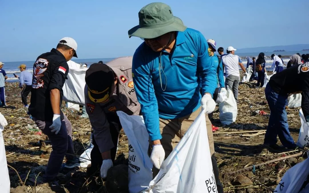 Ribuan Masyarakat Gelar Aksi Bersih Pantai Talanca Loji