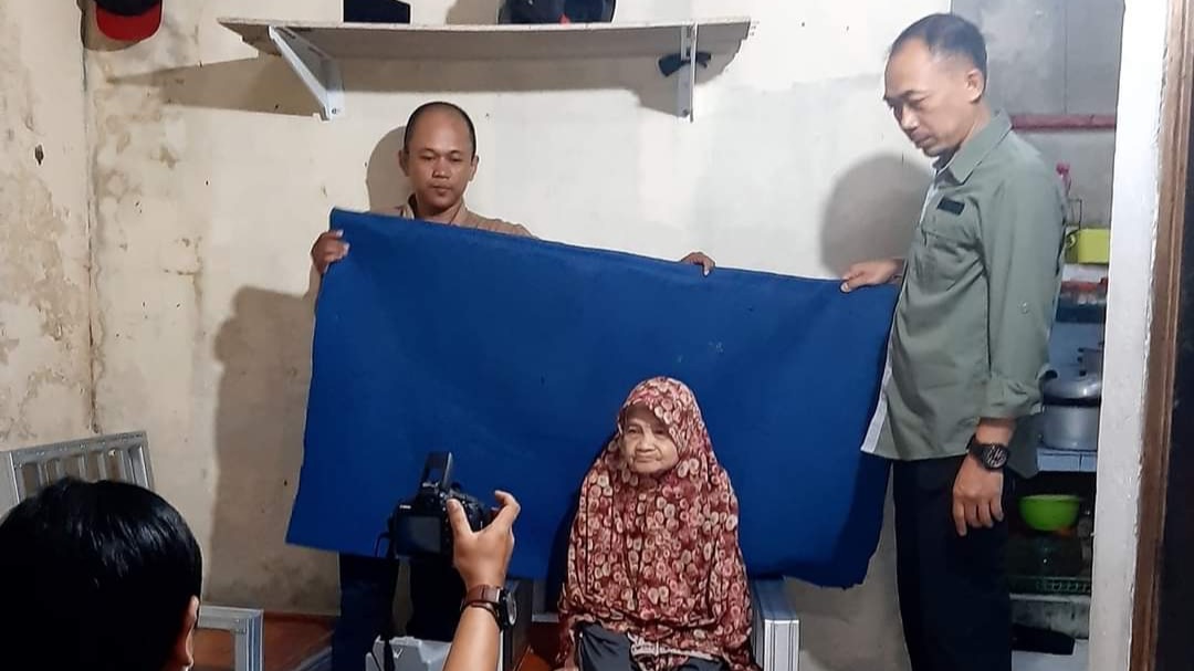 Si Jempol Aki-Nini, Permudah Lansia di Sukabumi Peroleh Dokumen Kependudukan