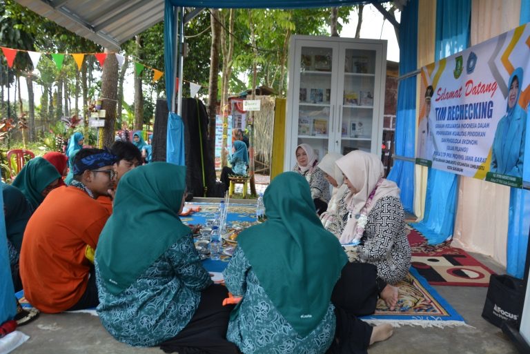 Tim Penilai Jabar Rechekcing Kelurahan Lembursitu