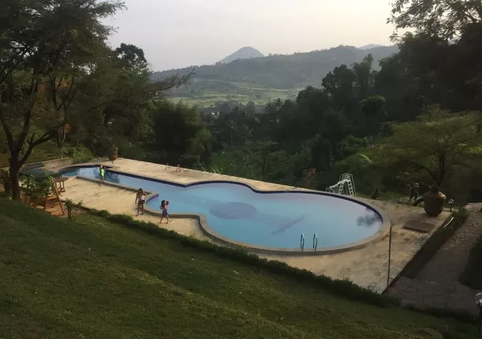 Keunikan Kolam Renang Gunung Geulis Bogor, Kok Kayak Gitar?