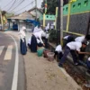 Sambut HUT RI Forkopimcam Cisolok Gotongroyong Gelar Bersih-bersih Jalan