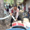 Polres Sukabumi Distribusikan Air Bersih ke Warga Kampung Cipatuguran