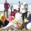 Pemkab Lakukan Beach Clean Up di Kawasan Pantai Cimaja