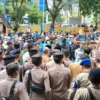 Ratusan Masyarakat Ontrog DPMD Kabupaten Sukabumi