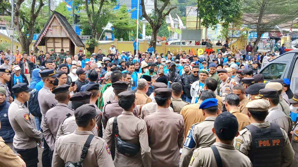 Ratusan Masyarakat Ontrog DPMD Kabupaten Sukabumi
