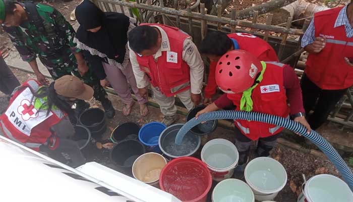PMI Kota Sukabumi Distribusikan 100 Ribu Liter Air Bersih