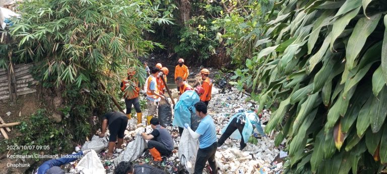 Tagana Bantu BPBD Bersihkan Aliran Sungai di Cikondang yang Dipenuhi Sampah
