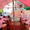 Siswa SDN Bantargebang Sukabumi Belajar di Tenda Beratap Terpal