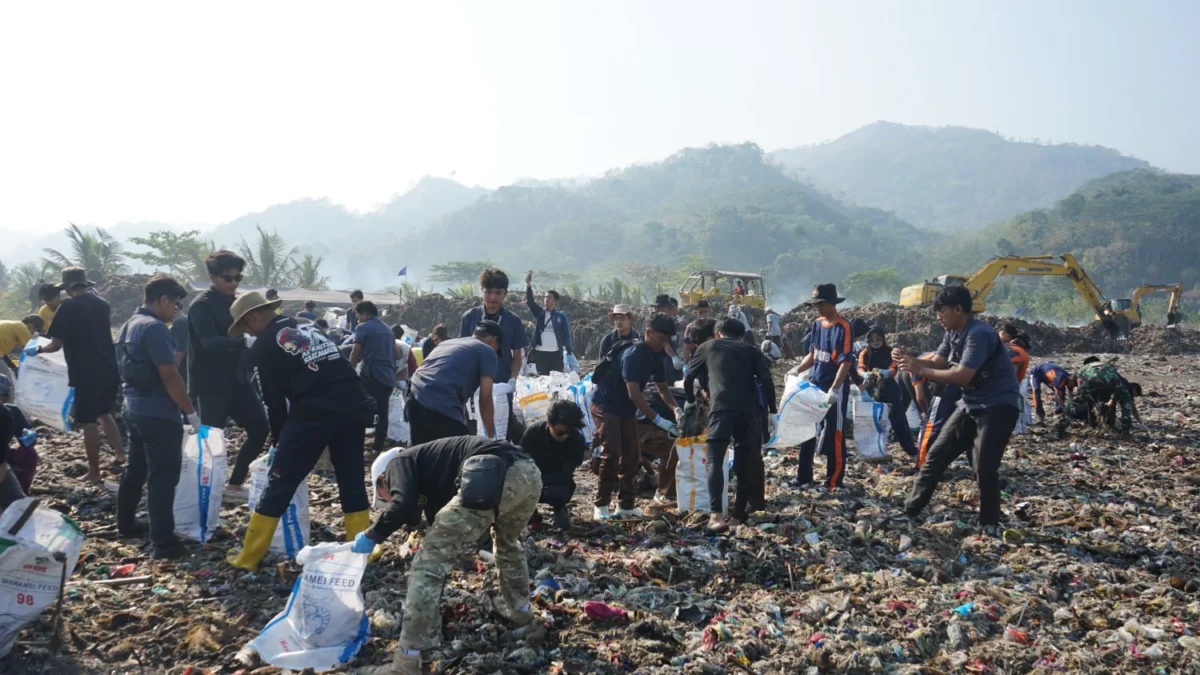 Terkumpul Ratusan Ton Sampah dari Pantai Cibutun