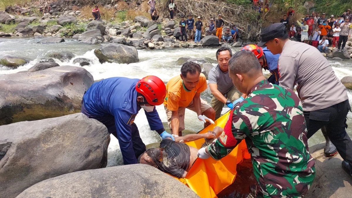 Mayat Laki-laki Ditemukan Terselip Bebatuan di Aliran Sungai Cimandiri 