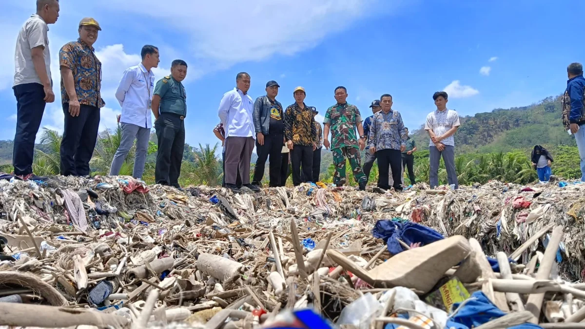 Pantai Cibutun Dipenuhi Sampah, Disebut-sebut Pantai Terkotor Nomor 4 di Indonesia