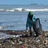 Ternyata Ini Alasan Pantai Loji jadi Pesisir Paling Kotor Ke-4 di Indonesia