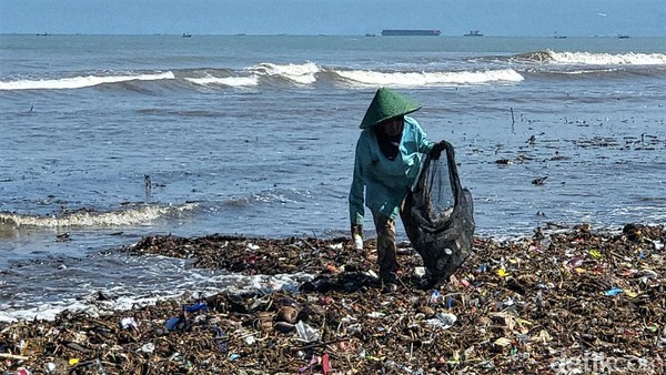 Ternyata Ini Alasan Pantai Loji jadi Pesisir Paling Kotor Ke-4 di Indonesia