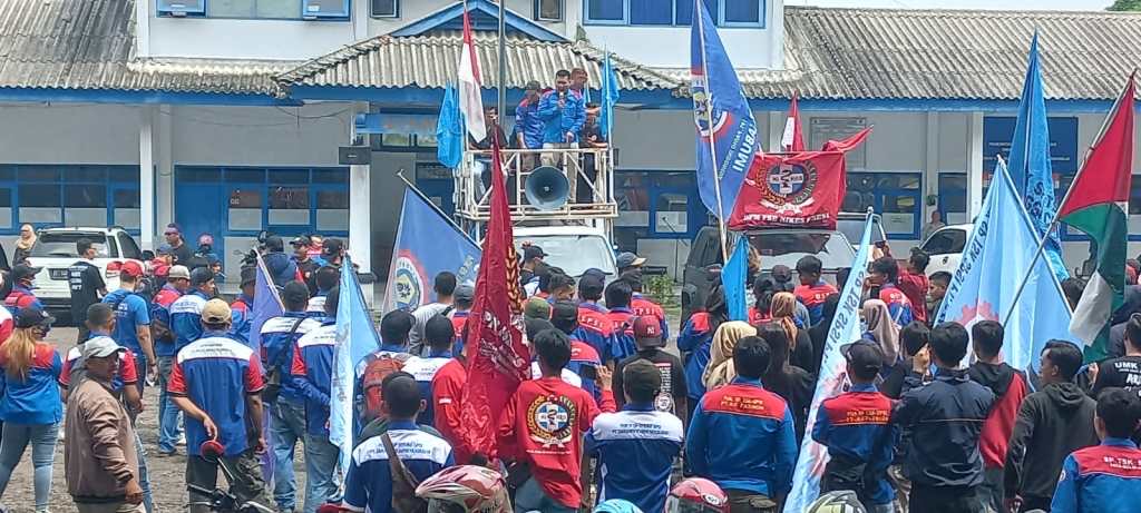 Ratusan Buruh Kawal Rapat Dewan Pengupahan Kabupaten Sukabumi