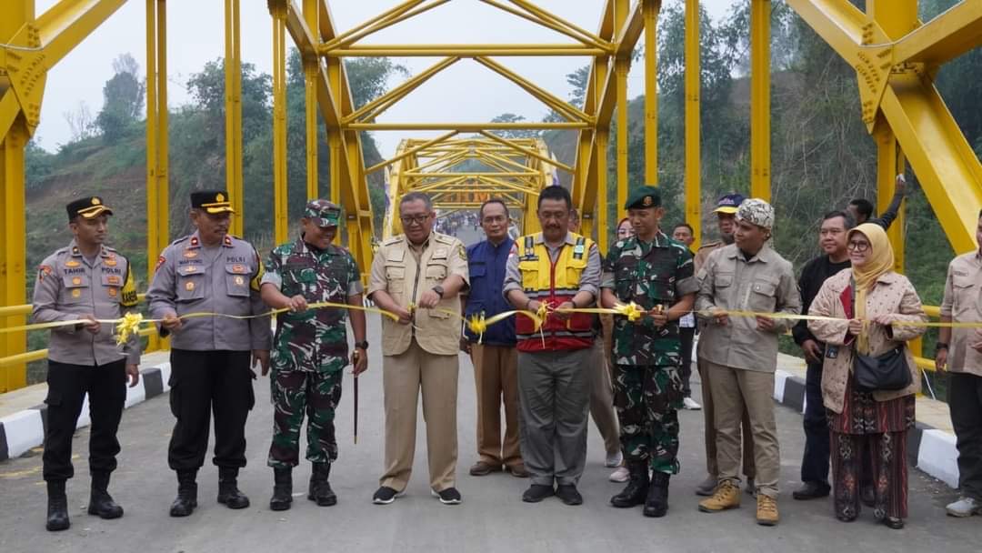Bupati Sukabumi Resmikan Jembatan eMHa di Kadudampit