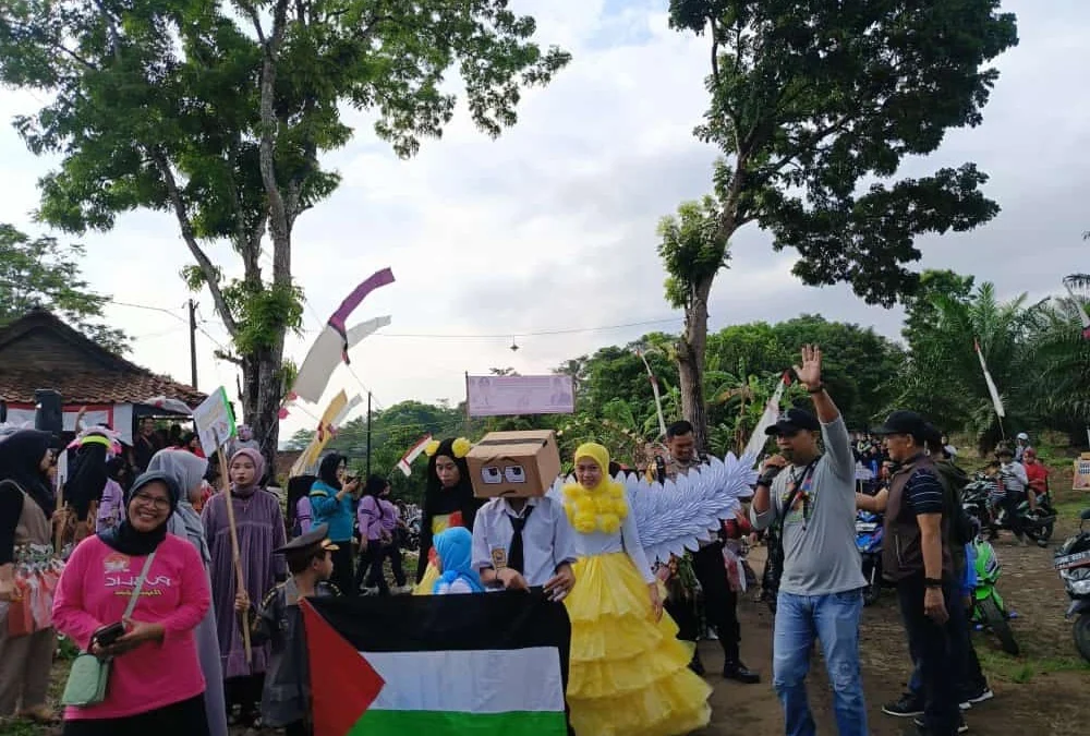 Bendera Palestina Berkibar di Acara Milad Desa Damarraja ke-16