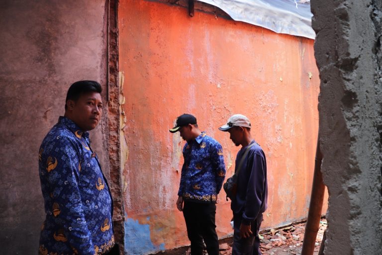 Dinsos dan BPBD Kota Sukabumi Bantu Rumah Terdampak Bencana di Cikondang Sebelum Direnovasi Dinas PUTR