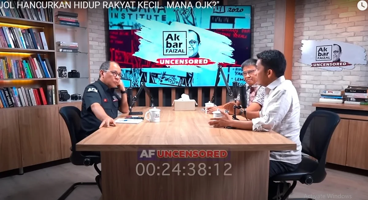 Pinjol Hancurkan Hidup Rakyat, Kemana OJK? Foto : Tangkapan Layar Kanal Youtube Akbar Faizal Uncensored