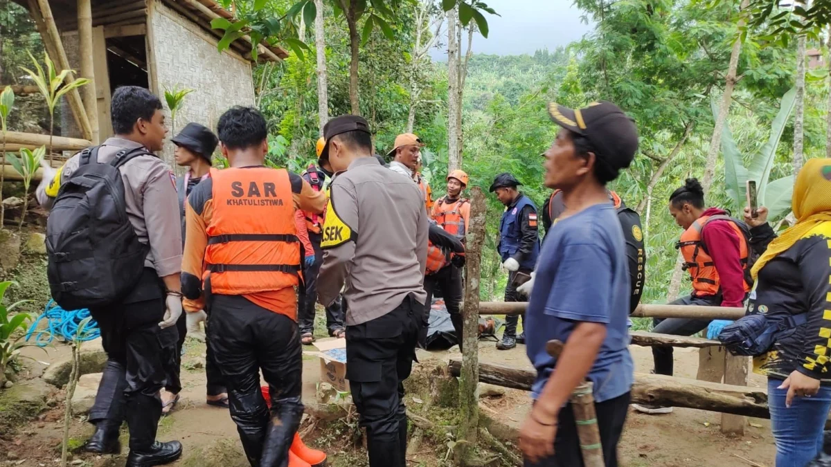 Tim SAR Evakuasi Korban Tenggelam di Curug Congcot