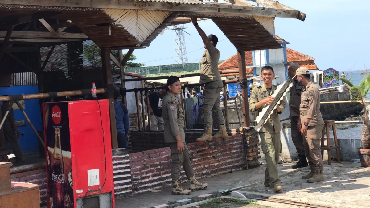 Tim Gabungan Bongkar Sebuah Bangunan di Area RTH Gadubangkong
