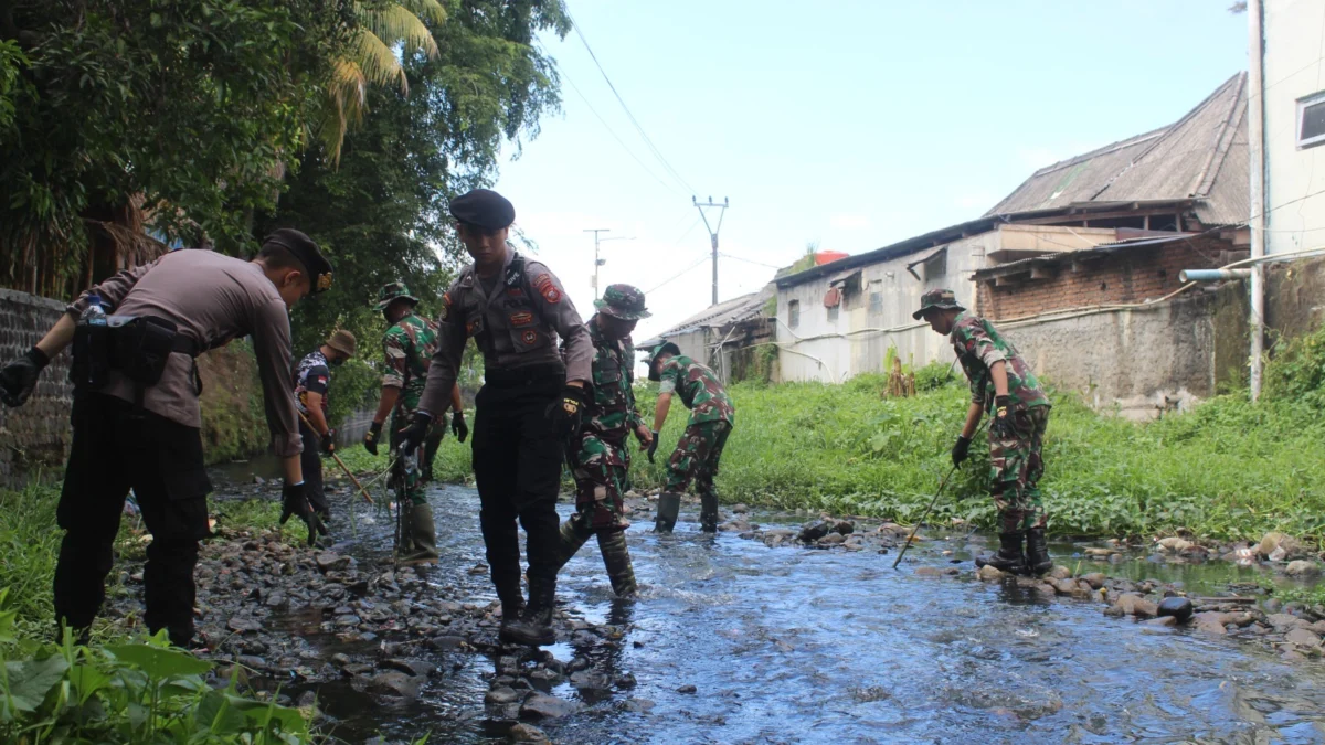 Antisipasi Banjir, TNI Bersih-bersih Sungai Cipalabuhan