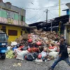Tumpukan Sampah Ganggu Estetika Pasar Cisaat Sukabumi