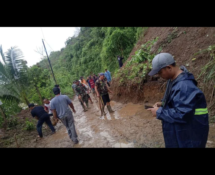 Dua Titik Longsor Terjadi di Desa Bantarkalong, Tutupi Jalan Linkungan