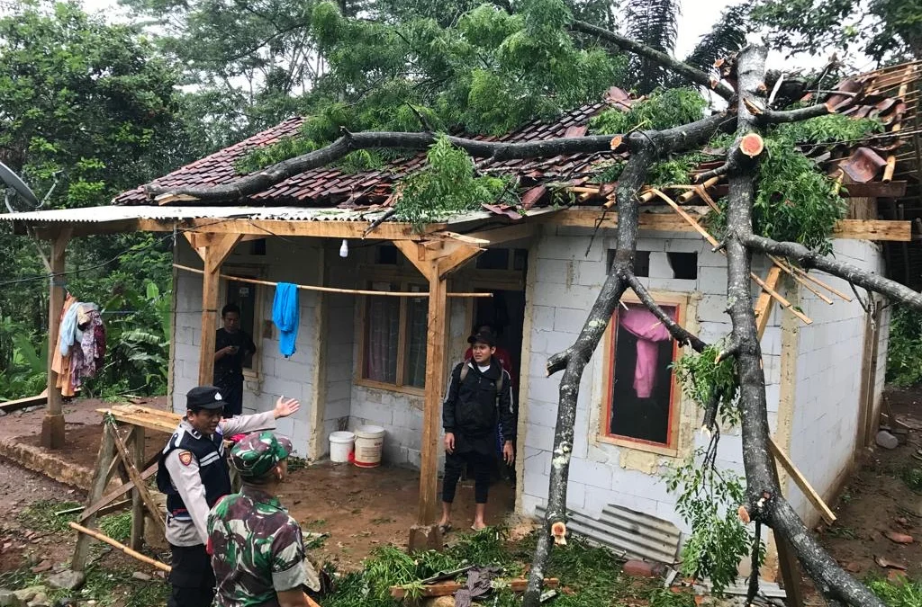 Satu Unit Rumah di Parakanlima Rusak Tertimpa Pohon