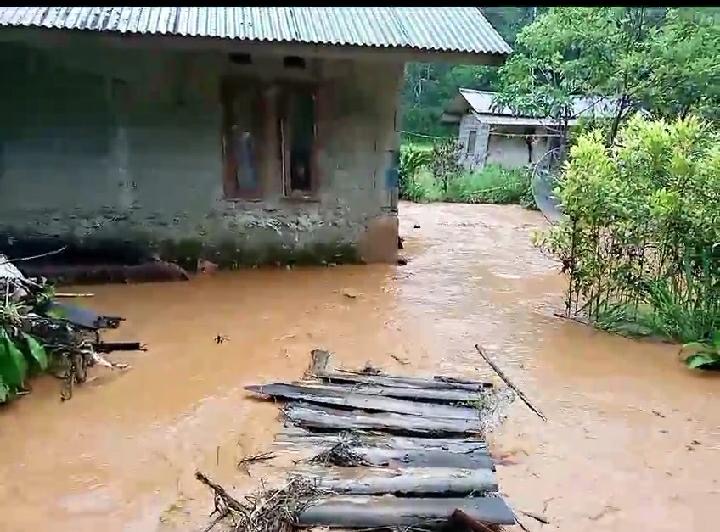 Tanggul Jebol, Banjir Bandang Rendam Rumah dan Sawah di Simpenan