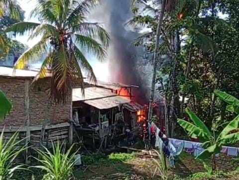 Gudang Rongsokan di Desa Pasir Baru Ludes Terbakar