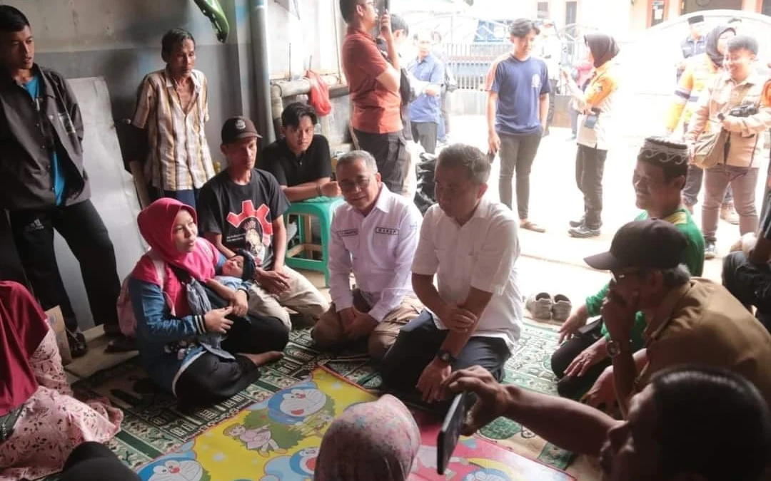 Penjabat Gubernur Jawa Barat, Bey Machmudin, Senin (29/1/2024), meninjau lokasi tanah longsor di Kampung Cibatu Hilir Desa Sekarwangi Kecamatan Cibadak Kabupaten Sukabumi.
