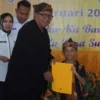 Bupati Sukabumi, Marwan Hamami saat memberikan penghargaan kepada salah satu siswa berprestasi.