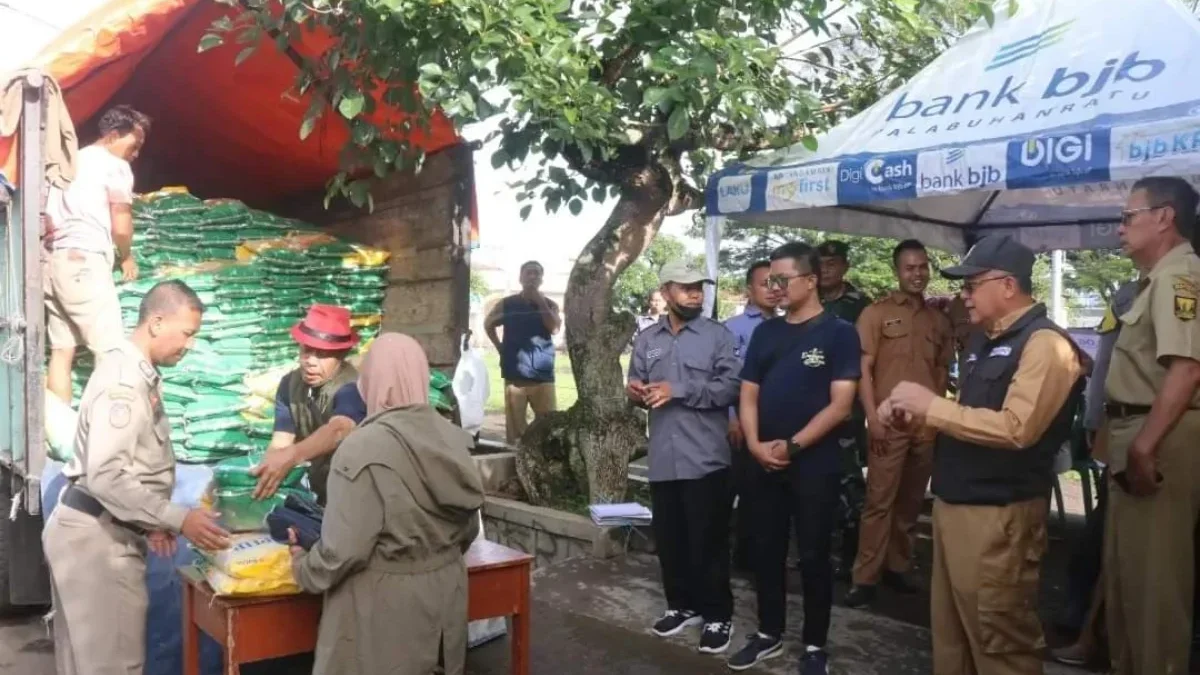 Wakil Bupati Sukabumi saat meninjau Operasi Pasar murah Beras SPHP yang digagas Pemkab Sukabumi dan Gudang Bu