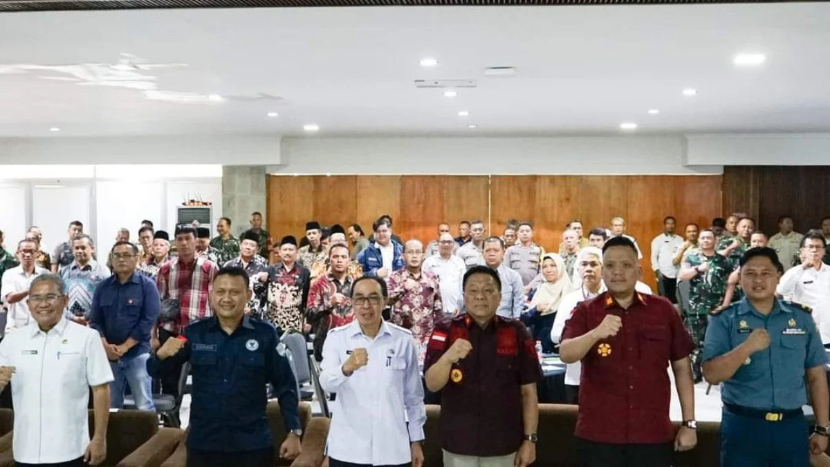 Sekda Kabupaten Sukabumi Ade Suryaman dan jajaran Imigrasi foto bersama