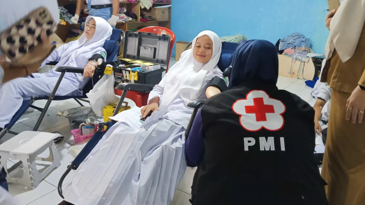 Puluhan Pelajar SMK Jam'iyyatul Aulad Sumbang 50 Labu Darah