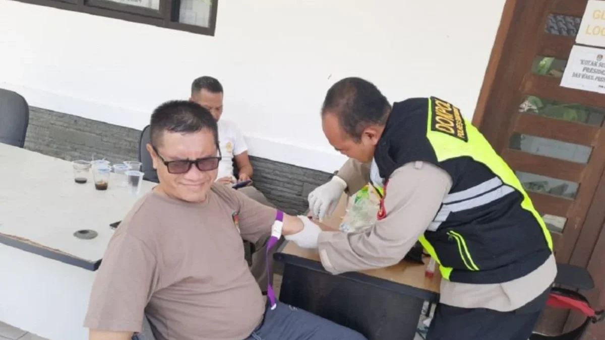 Anggota PPK Cisolok Kabupaten Sukabumi menjalani pemeriksaan kesehatan saat hendak melaksanakan rapat pleno ha