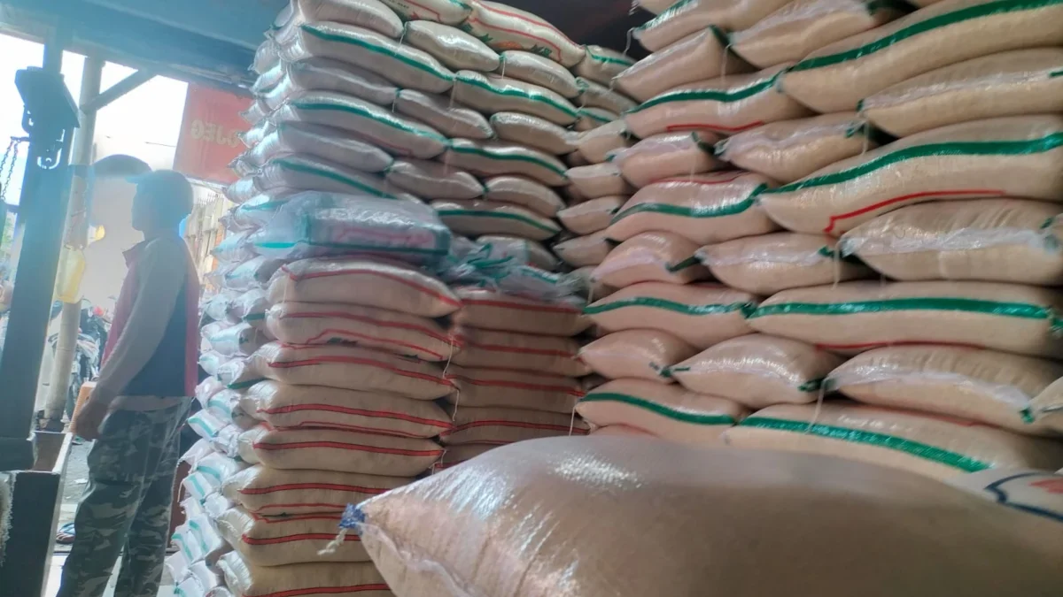 Harga beras di pasar tradisional di Kota Sukabumi terus naik. Seperti pada beras jenis medium yang harganya te