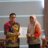 Perwakilan Tim Inspektorat Jawa Barat Ati Hoerowati (kanan) dan Pj Wali Kota Sukabumi Kusmana Hartadji (kiri)