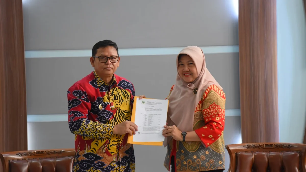 Perwakilan Tim Inspektorat Jawa Barat Ati Hoerowati (kanan) dan Pj Wali Kota Sukabumi Kusmana Hartadji (kiri)