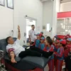 Kepala BNNK Sukabumi, Sudirman, mendonorkan darahnya yang disaksikan para pelajar di PMI Kota Sukabumi.