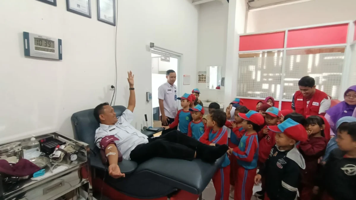 Kepala BNNK Sukabumi, Sudirman, mendonorkan darahnya yang disaksikan para pelajar di PMI Kota Sukabumi.