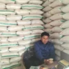 : Pedagang beras di Pasar Pelita Sukabumi sedang menunggui barang jualannya di tengah harga yang akhir-akhir m