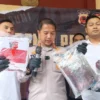 Kapolres Sukabumi AKBP Tony Prasetyo memperlihatkan berbagai barang bukti yang diamankan dari oknum kepala sek