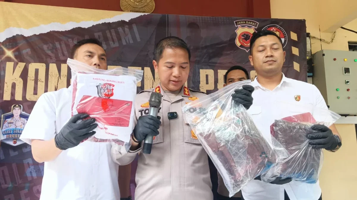 Kapolres Sukabumi AKBP Tony Prasetyo memperlihatkan berbagai barang bukti yang diamankan dari oknum kepala sek