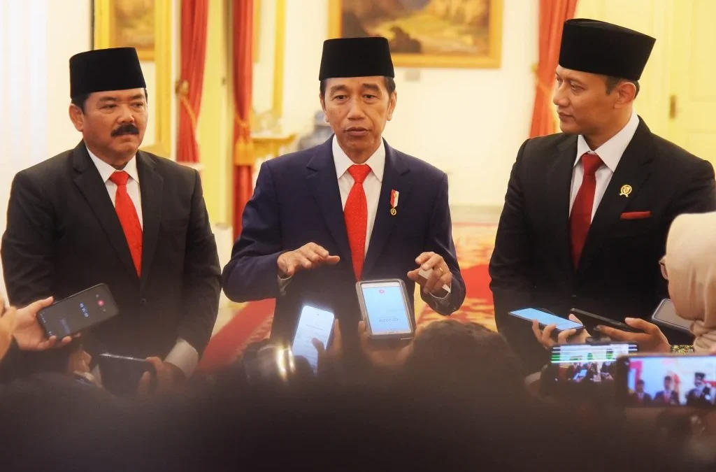 Presiden RI Joko Widodo didampingi Agus Harimurti Yudhoyono (AHY) diwawancarai media usai pelantikan
