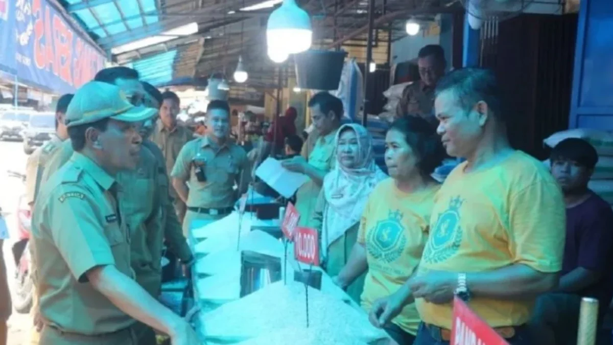 Sekda Kabupaten Sukabumi Ade Suryaman saat memantau harga beras di Pasar Semimoderen
