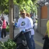 Pj Wali Kota Sukabumi, Kusmana Hartadji saat memunguti sampah saat memperingati HPSN 2024 pada Jumat (1/3)