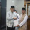 Pj Wali Kota Sukabumi Kusmana Hartadji (kiri) menyerahkan bantuan kepada DKM Al-Muhajirin.