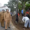 Pj Wali Kota Sukabumi Kusmana Hartadji meninjau lokasi banjir limpasan di Jalan Kabandungan