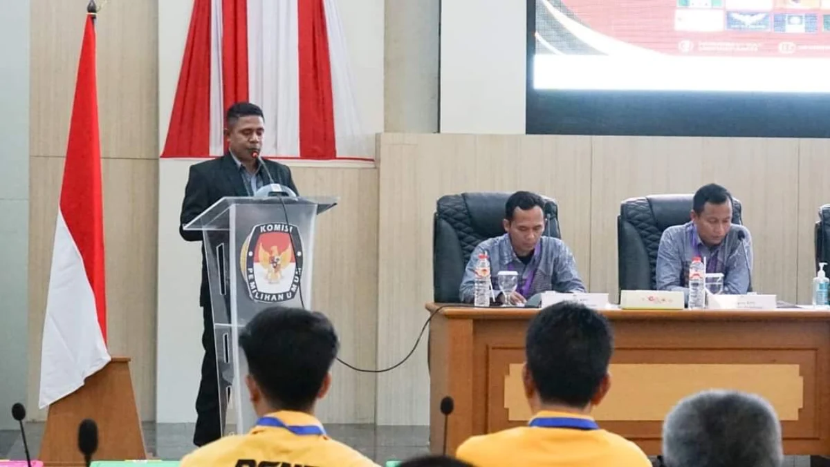 Ketua KPU Kabupaten Sukabumi, Kasmin Belle saat memberi sambutan pada rapat Pleno Rekapitulasi Hasil Tungsura